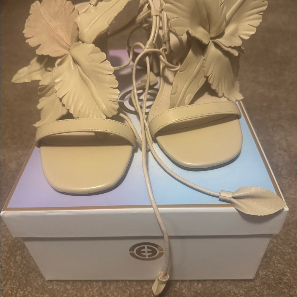 CECELIA NEW YORK Cream Floral Sandals